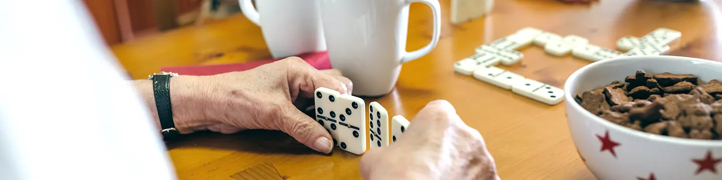 Zwei ältere Damen spielen Domino