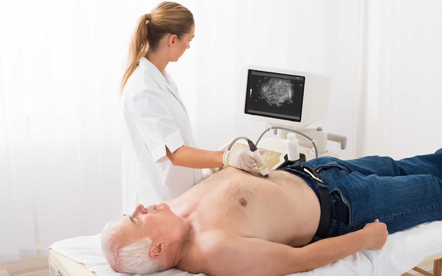 Foto: Eine Ärztin führt einen Ultraschall des Bauchraums durch. 