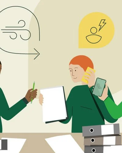 Illustration: Menschen mit Aktenordnern sprechen miteinander und telefonieren gleichzeitig.