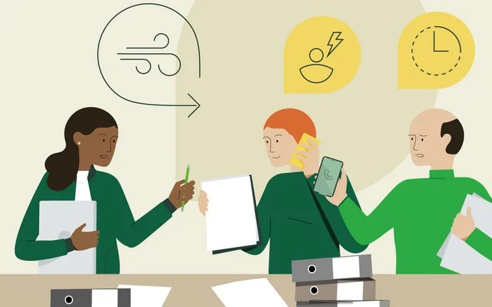 Illustration: Menschen mit Aktenordnern sprechen miteinander und telefonieren gleichzeitig.