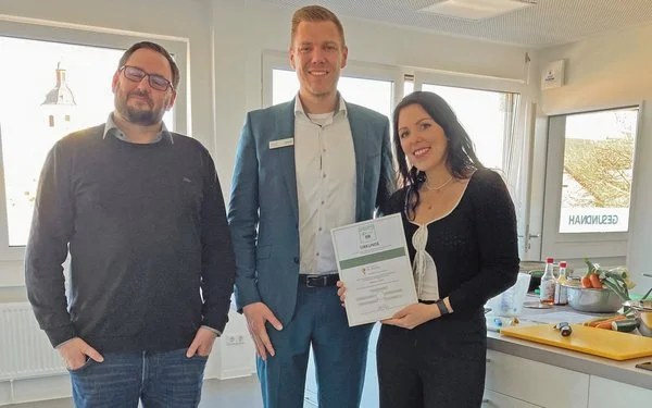 Alexander Funk, Leiter des Seniorenzentrums St. Martin (li.) und Frederik Weihing, Geschäftsbereichsleiter Prävention bei der AOK Neckar-Fils, mit Jacqueline Franke, Gesundheitsmanagerin der Einrichtung (re.)