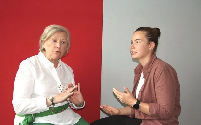 Zwei Frauen unterschiedlichen Alters im Gespräch.