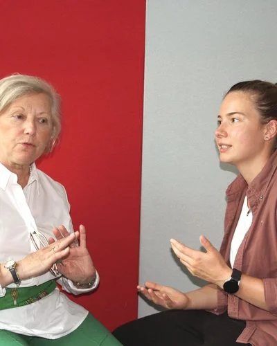 Zwei Frauen unterschiedlichen Alters im Gespräch.