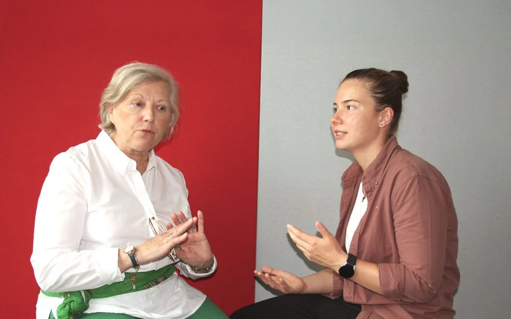 Zwei Frauen unterschiedlichen Alters im Gespräch.