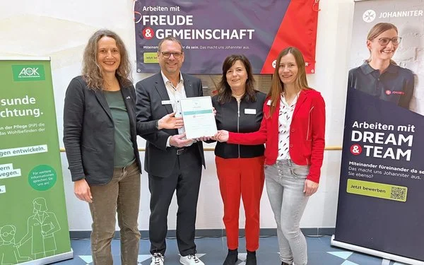 Freuen sich über die Auszeichnung: (v.l.n.r.) Sandra Kunzmann und Jörg Schmautz von der AOK Ludwigsburg-Rems-Murr sowie Mirjana Androic und Andrea Koch vom Johanniter-Haus Pleidelsheim