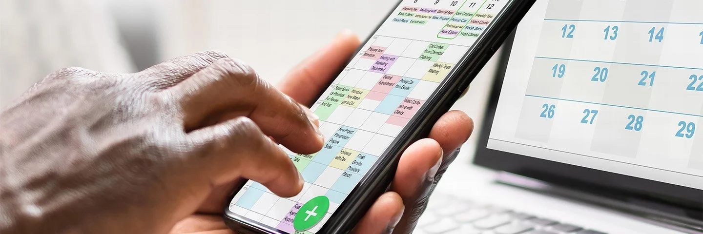 Ein Mann schaut auf seinen Kalender im Smartphone