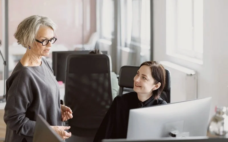 Zwei Frauen im Büro