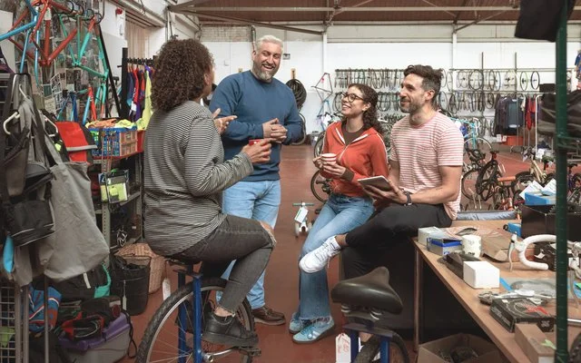 Pause in Handwerksbetrieb, vier Personen