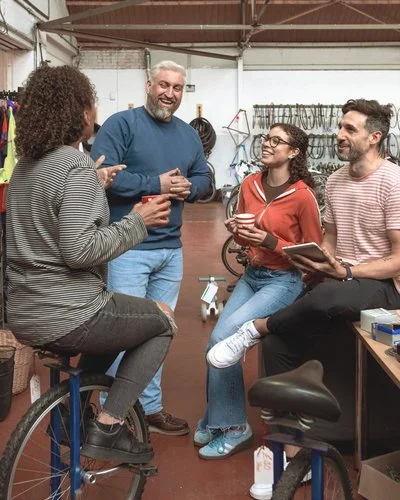Pause in Handwerksbetrieb, vier Personen