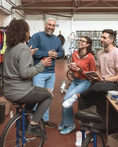 Pause in Handwerksbetrieb, vier Personen