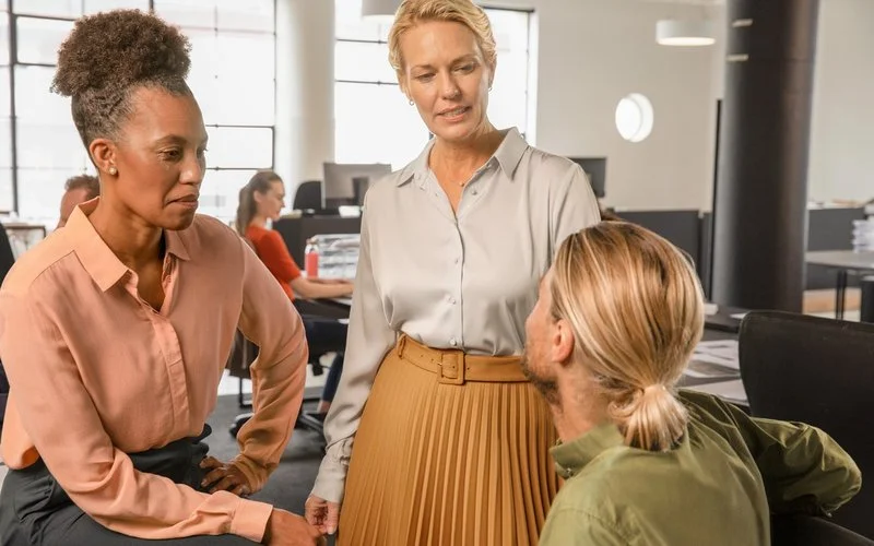 Drei Personen im Gespräch