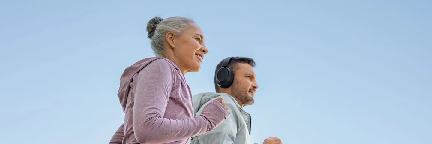 Zwei Personen in Sportkleidung beim Joggen.
