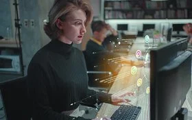 Mitarbeiterin vor Computer