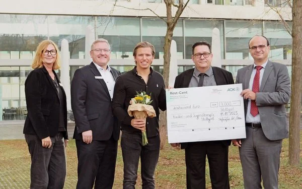 Beate Vogel vom örtlichen Personalrat der AOK, Sven Busch, Dominik Donhauser vom Hospiz Stuttgart, Stefano Purificato vom Gesamtpersonalrat der AOK und Erich Baumann, Mitglied im Vergabeausschuss „Rest-Cent-Initiative“