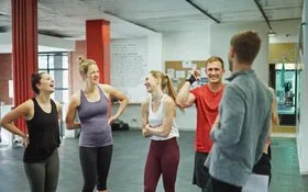 Azubis in einem Bewegungsraum