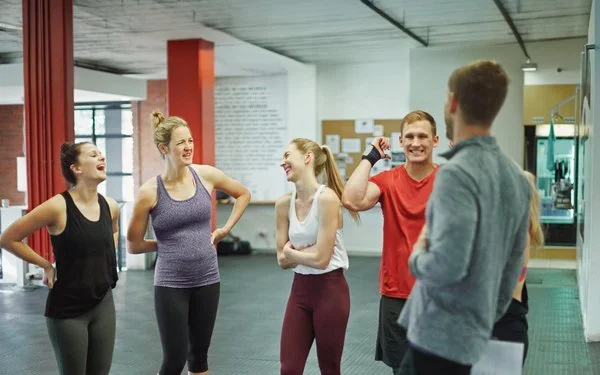 Azubis in einem Bewegungsraum