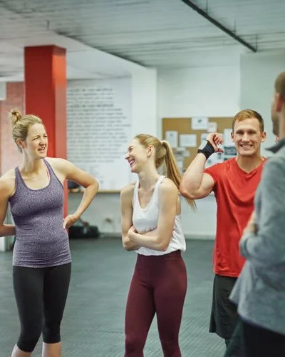 Azubis in einem Bewegungsraum