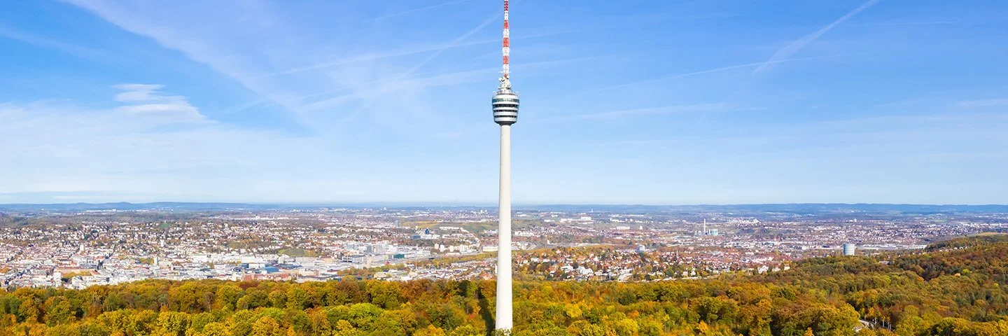 Der Stuttgarter Fernsehturm mit herbstlicher Waldlandschaft und Stadtblick – Symbol für Unternehmen und Wirtschaft in Baden-Württemberg.