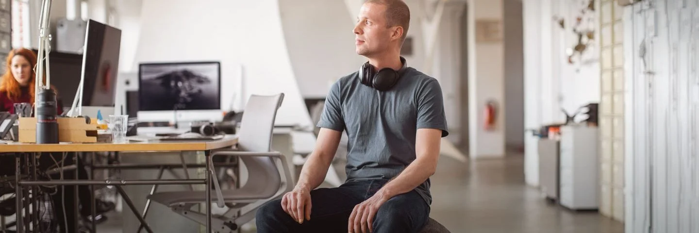 Ein Mann in einem Büro auf einem Sitzball
