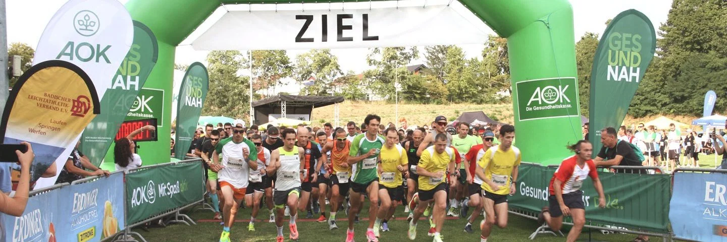 Teams aus unterschiedlichen Firmen rennen beim AOK-Firmenlauf