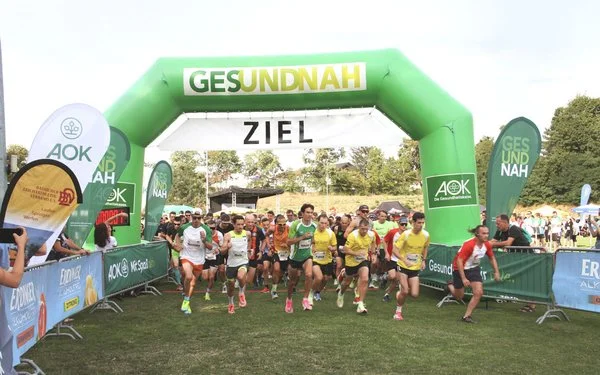 Teams aus unterschiedlichen Firmen rennen beim AOK-Firmenlauf