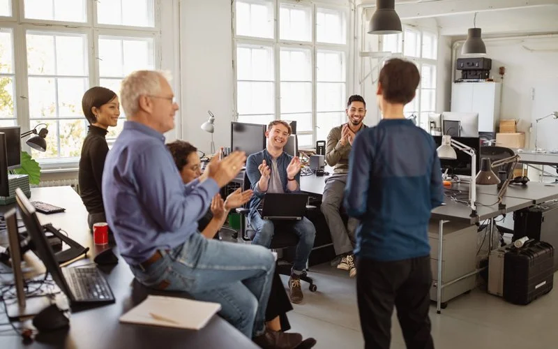 Mitarbeitende gemeinsam in einem Büro.
