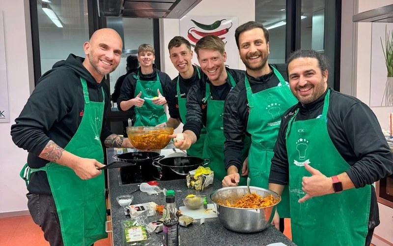 Trainer der Stuttgarter Kickers beim gemeinsamen Kochen im AOK-Gesundheitszentrum.