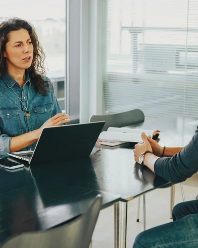 Gespräch zwischen Führungskraft und Arbeitnehmendem