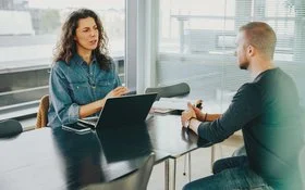 Gespräch zwischen Führungskraft und Arbeitnehmendem