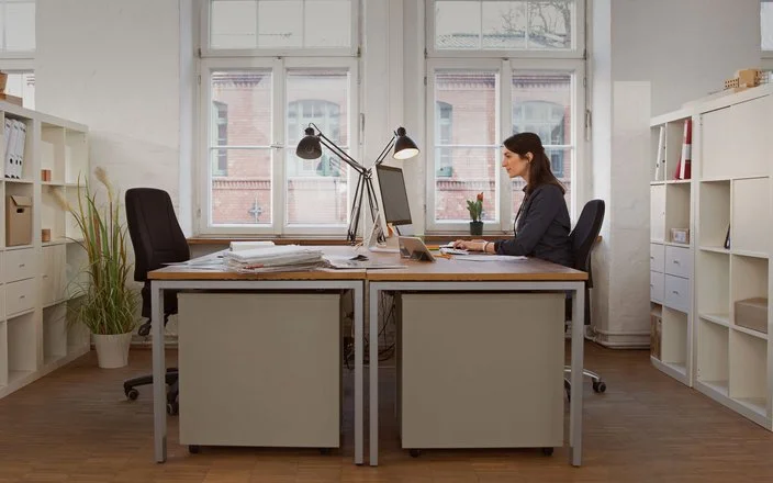 Frau allein im Büro