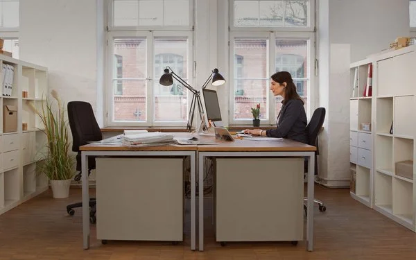 Frau allein im Büro