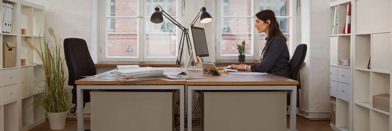 Frau allein im Büro
