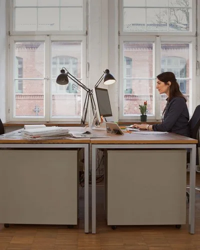 Frau allein im Büro