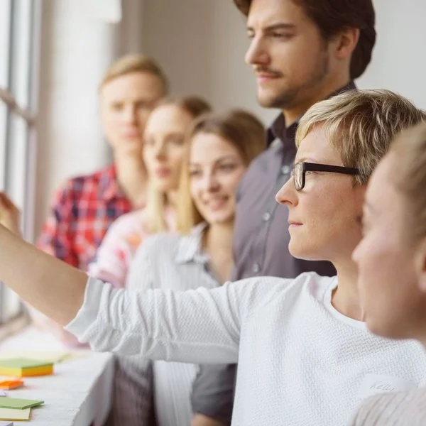 Junge Mitarbeitende im Gespräch während eines Workshops – Symbol für Gesundheitsförderung und Teamkultur