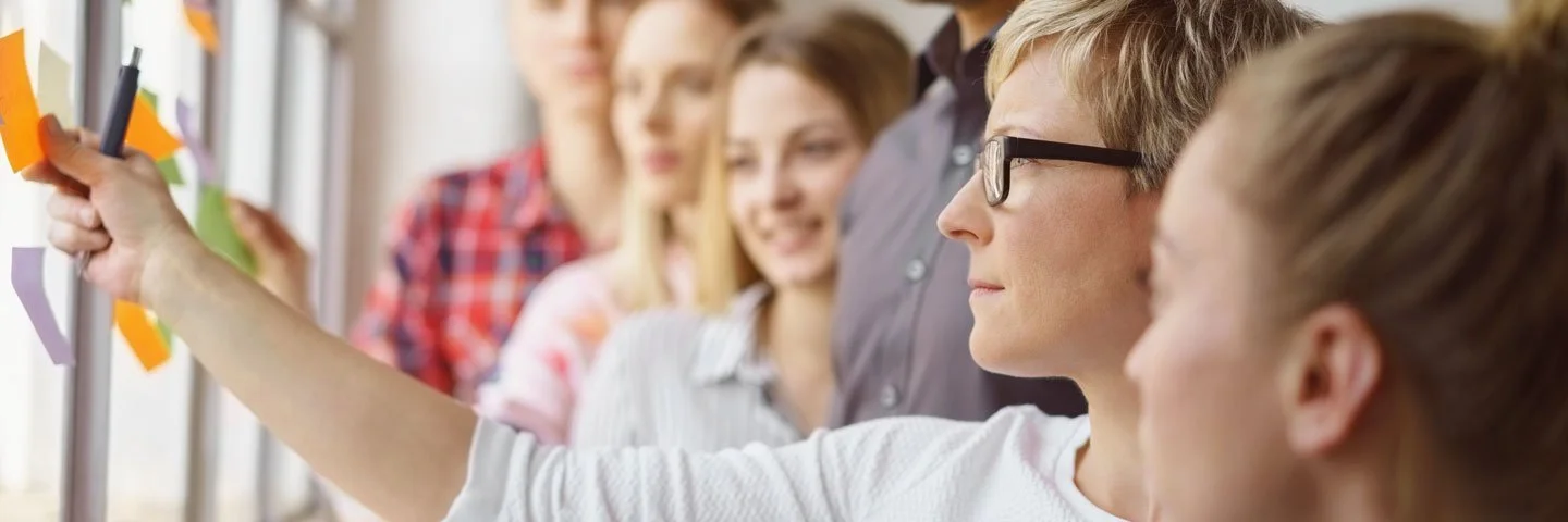 Junge Mitarbeitende im Gespräch während eines Workshops – Symbol für Gesundheitsförderung und Teamkultur