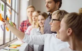 Junge Mitarbeitende im Gespräch während eines Workshops – Symbol für Gesundheitsförderung und Teamkultur