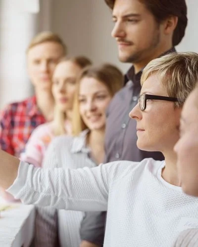 Junge Mitarbeitende im Gespräch während eines Workshops – Symbol für Gesundheitsförderung und Teamkultur