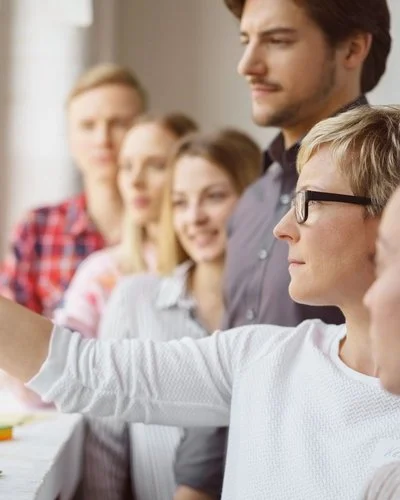 Junge Mitarbeitende im Gespräch während eines Workshops – Symbol für Gesundheitsförderung und Teamkultur