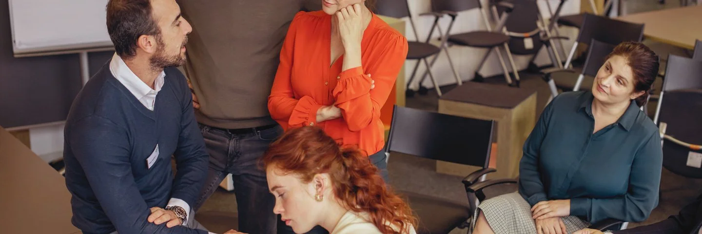 Eine Gruppe von Menschen steht zusammen und unterhält sich