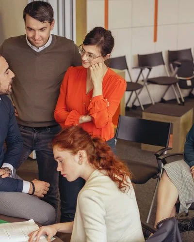 Eine Gruppe von Menschen steht zusammen und unterhält sich