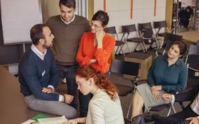 Eine Gruppe von Menschen steht zusammen und unterhält sich