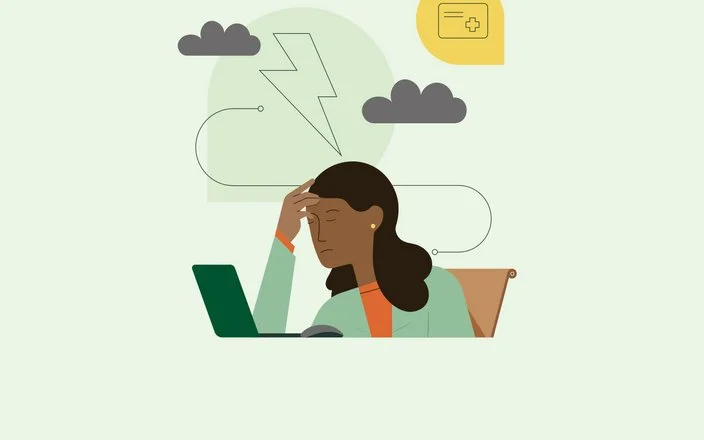 llustration einer Frau am Arbeitsplatz, die sich mit schmerzverzerrtem Gesicht den Kopf hält. Ein Blitz über ihrem Kopf symbolisiert die Migräne.