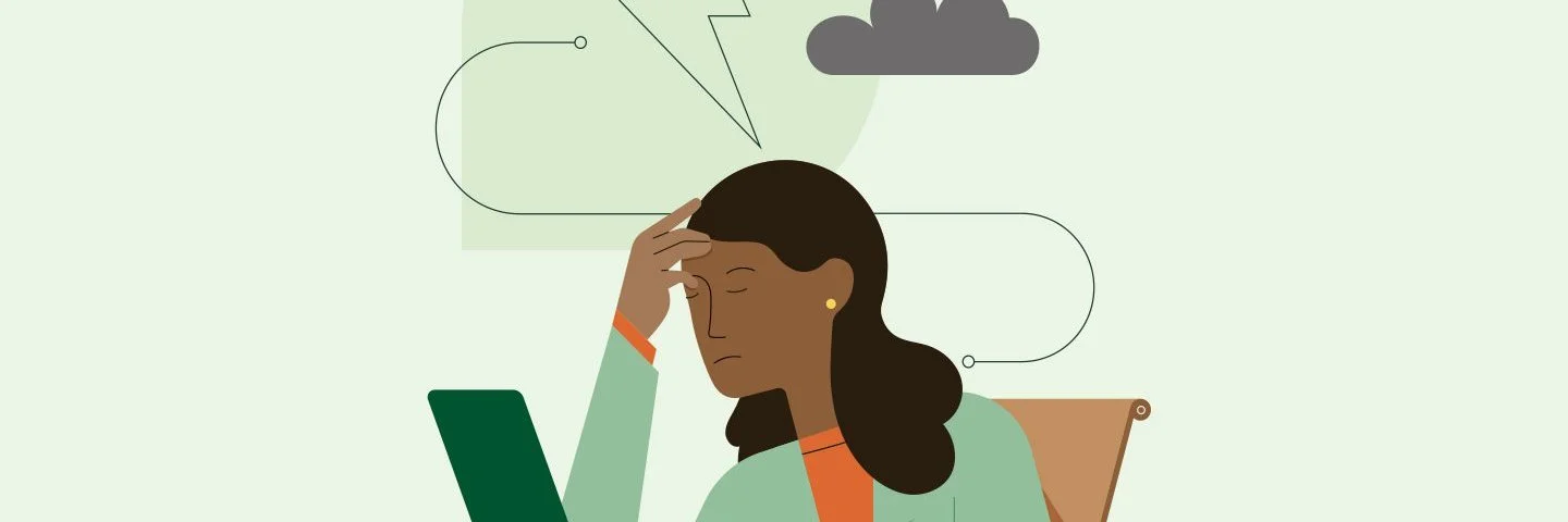 llustration einer Frau am Arbeitsplatz, die sich mit schmerzverzerrtem Gesicht den Kopf hält. Ein Blitz über ihrem Kopf symbolisiert die Migräne.