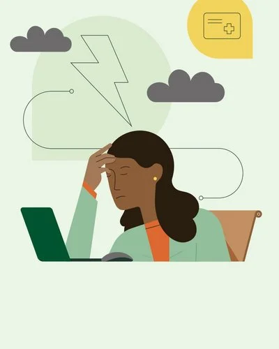 llustration einer Frau am Arbeitsplatz, die sich mit schmerzverzerrtem Gesicht den Kopf hält. Ein Blitz über ihrem Kopf symbolisiert die Migräne.