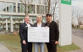 AOK-Geschäftsführer Sven Busch mit Karoline Köchling und Marcel Yousef von der Initiative Silberpfoten