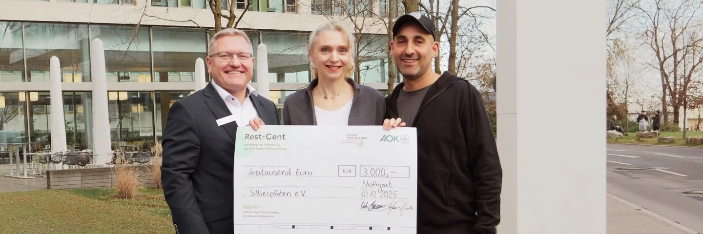 AOK-Geschäftsführer Sven Busch mit Karoline Köchling und Marcel Yousef von der Initiative Silberpfoten