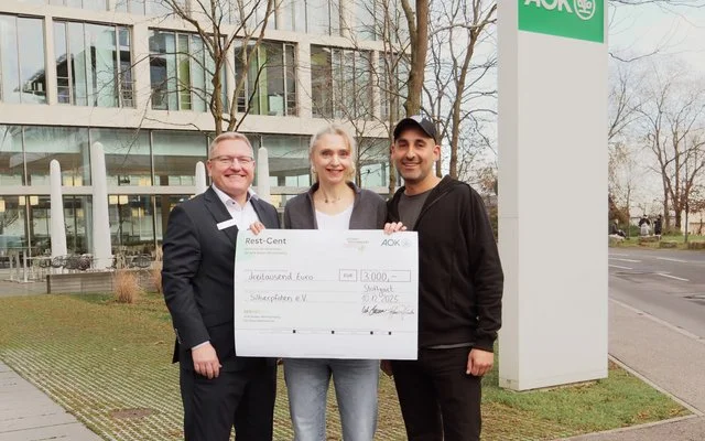 AOK-Geschäftsführer Sven Busch mit Karoline Köchling und Marcel Yousef von der Initiative Silberpfoten