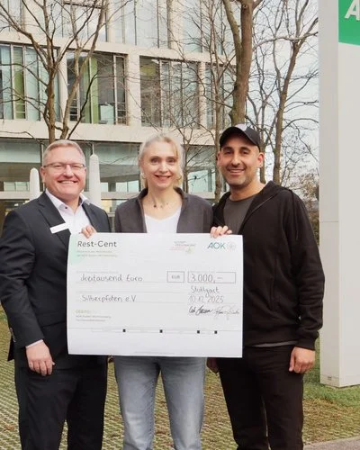 AOK-Geschäftsführer Sven Busch mit Karoline Köchling und Marcel Yousef von der Initiative Silberpfoten