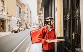 Paketbote vor der Tür