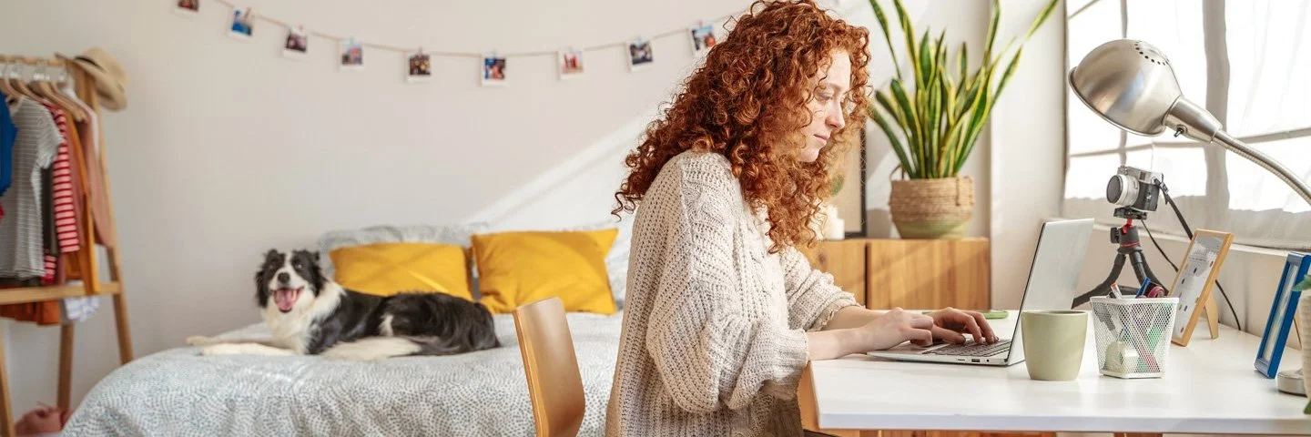 Eine Frau arbeitet zu Hause am Laptop